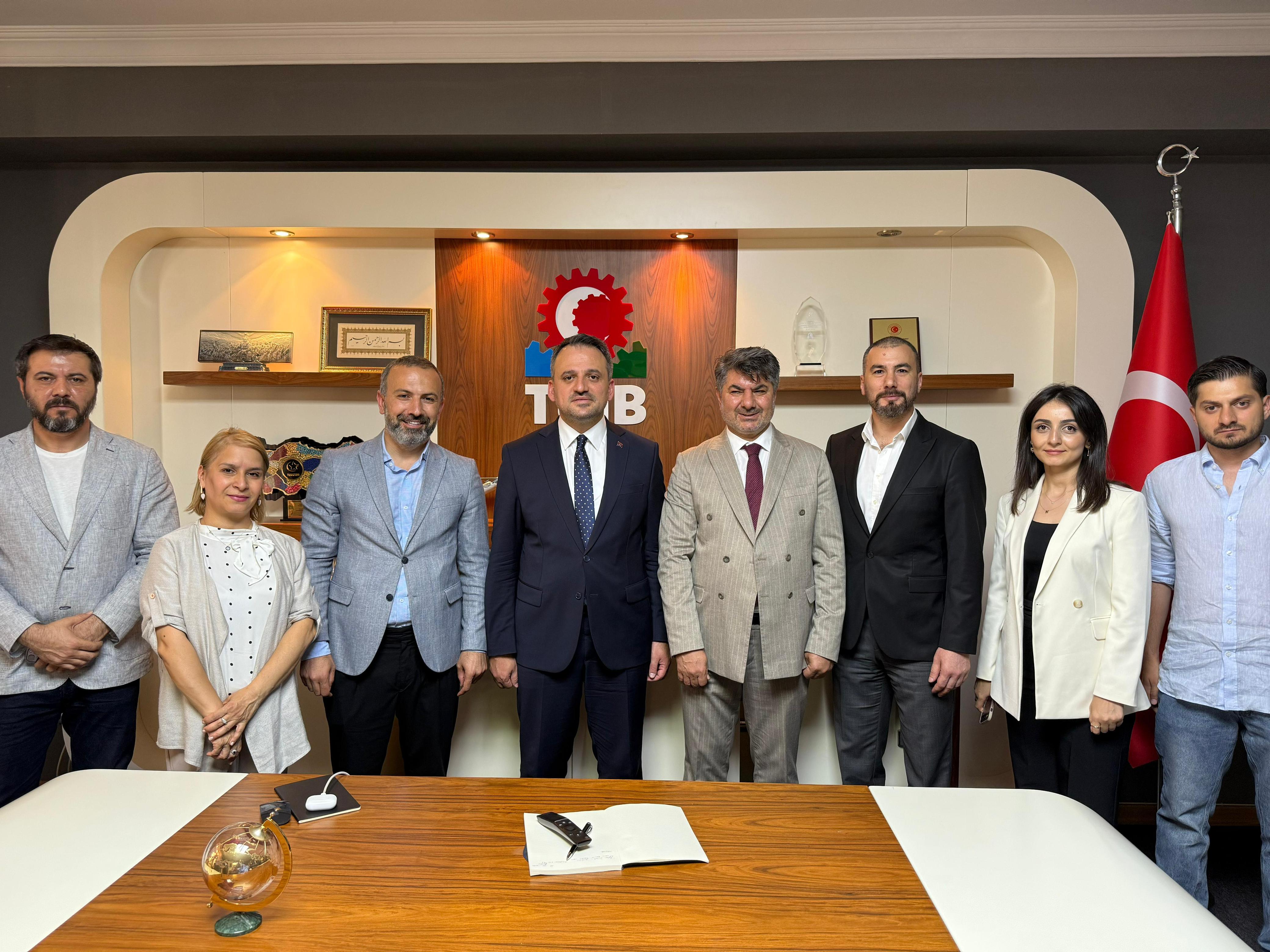 Türkiyə Gənclər və İdman nazirinin müavini Enes Eminoğlu və Türkiyə Gənclər Fondunun (TÜGVA) sədri İbrahim Beşinci Türkiyə-Azərbaycan İş Adamları və Sənayeçiləri İctimai Birliyinin (TÜİB) ofisini ziyarət ediblər.